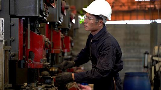 亚洲专业男工站在仓库工厂 维护大型机器概念工程师视频的预览图