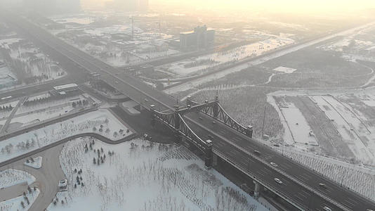4k航拍冬天的哈尔滨地标鸭绿江大桥视频的预览图
