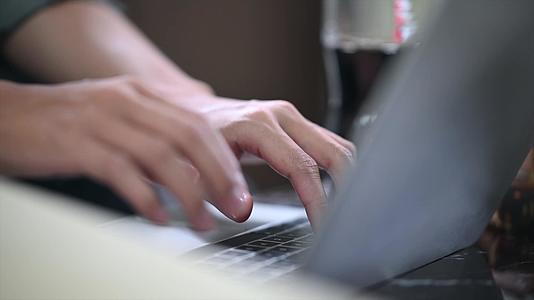 年轻人用笔记本电脑喝冰雪闪光水坐在舒适的披萨盒适的披萨盒里视频的预览图