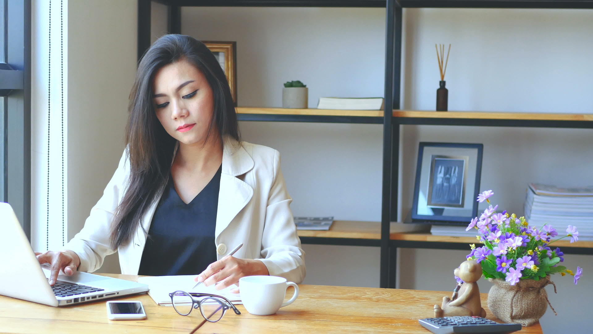 4k忙碌的商业女性在工作空间用笔记本电脑写字和写字视频的预览图