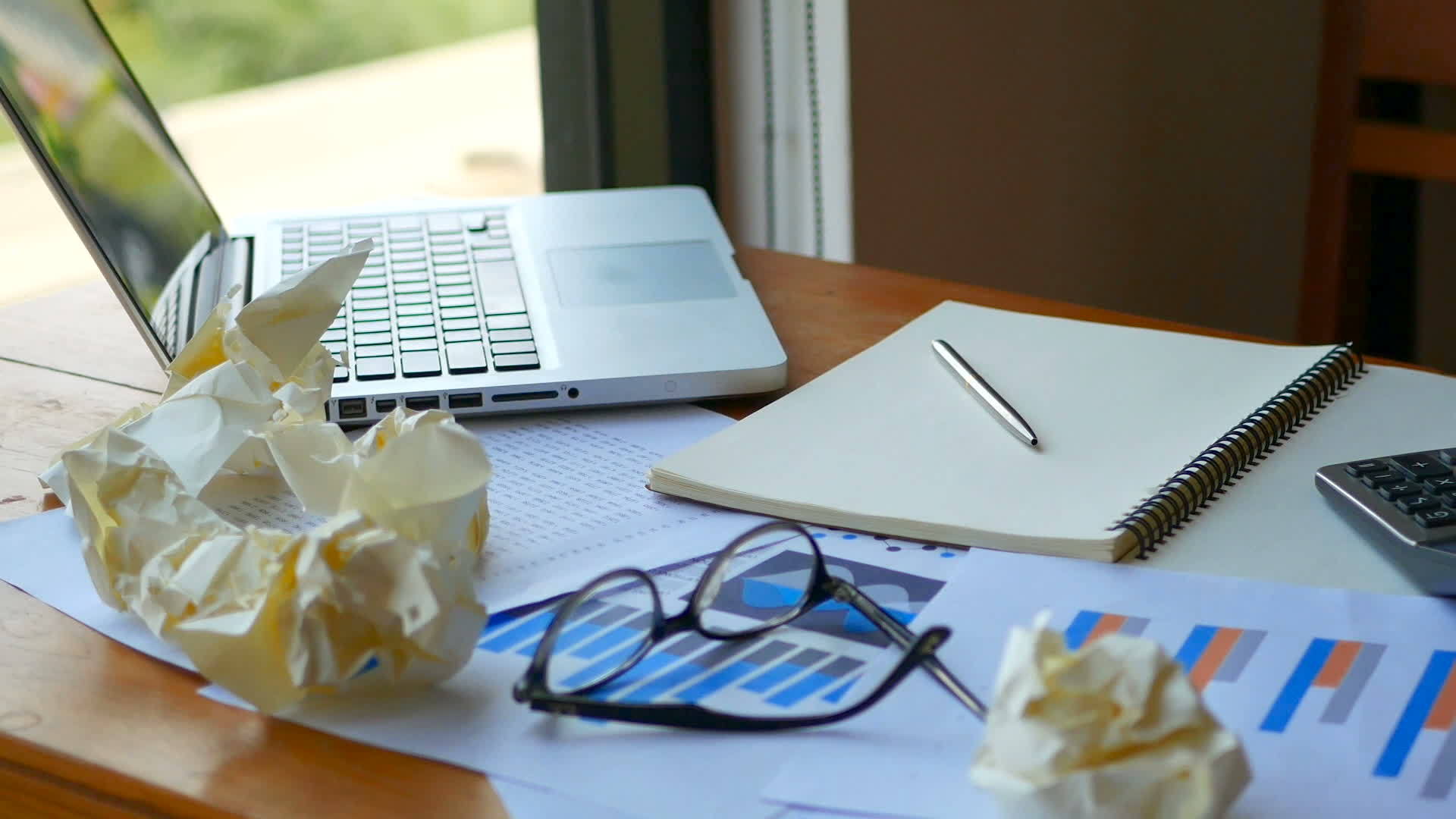 笔记本电脑和纸张的工作空间背景视频的预览图