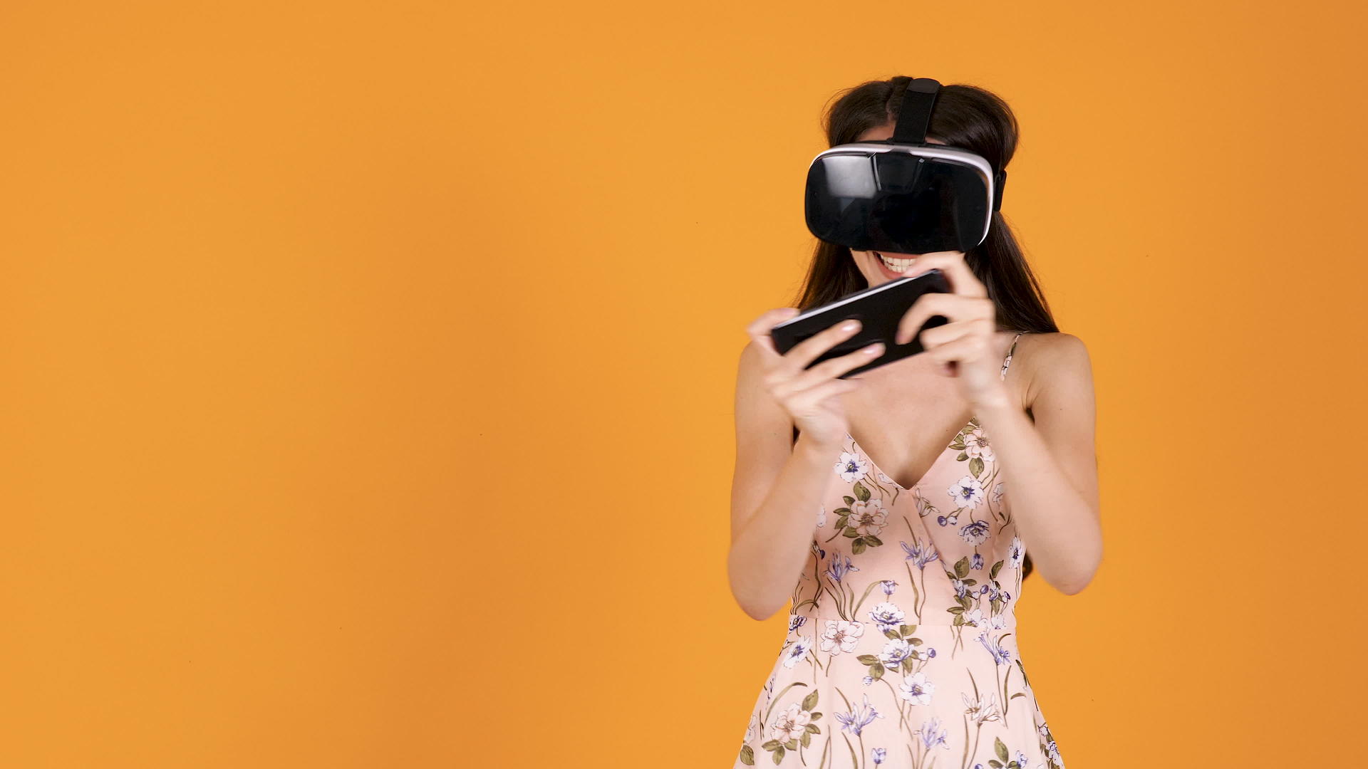 身戴Vr戴头盔的女孩玩虚拟游戏手里拿着控制器视频的预览图