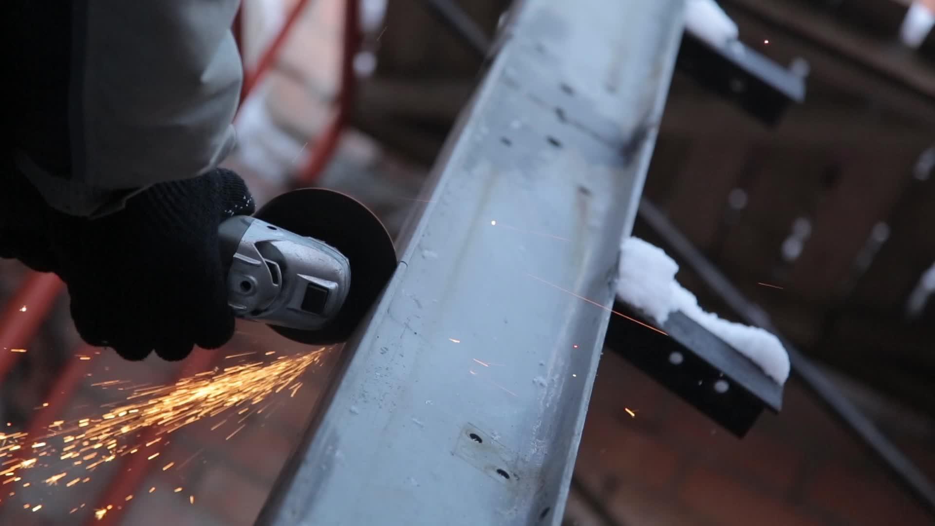 冬天工人用金属切割机切割剖面视频的预览图