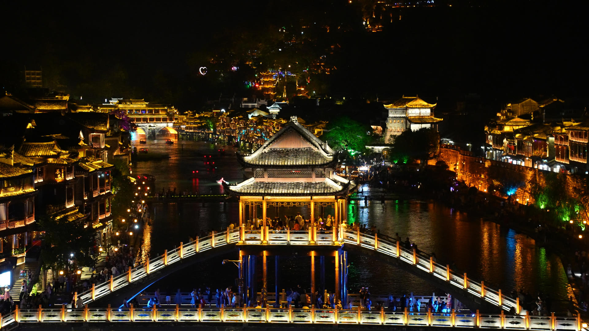 湖南历史文化名城4A级旅游景区凤凰古城沱江夜景4k素材视频的预览图