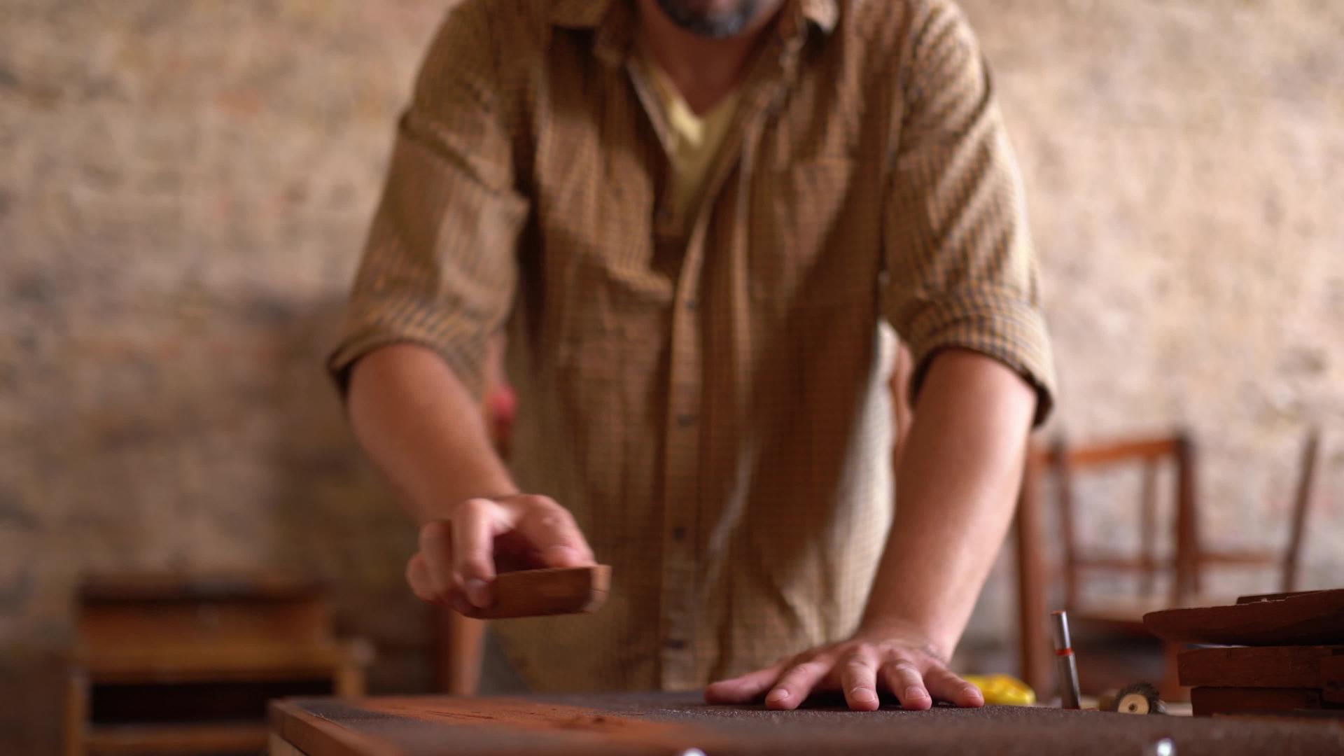 英俊的木匠和木头一起工作视频的预览图