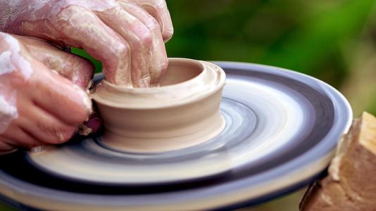 在旋转轮上形成锅或花瓶的陶器视频的预览图