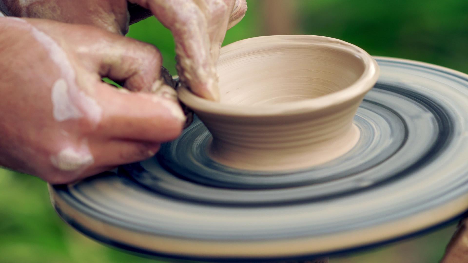 一个垫子用来形成一个浅碗的陶器视频的预览图