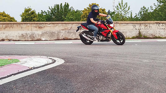 慢镜头慢动作升格拍摄行驶中的摩托车1080p动作素材视频的预览图