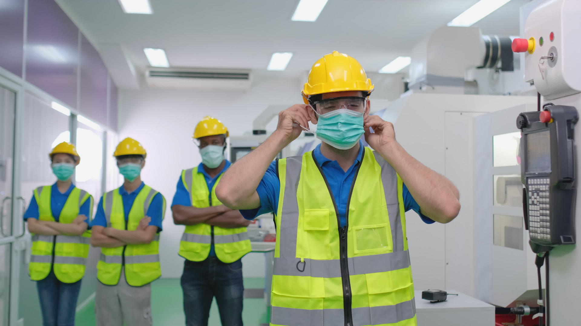 Caucasiansian工厂工人戴着卫生面具视频的预览图