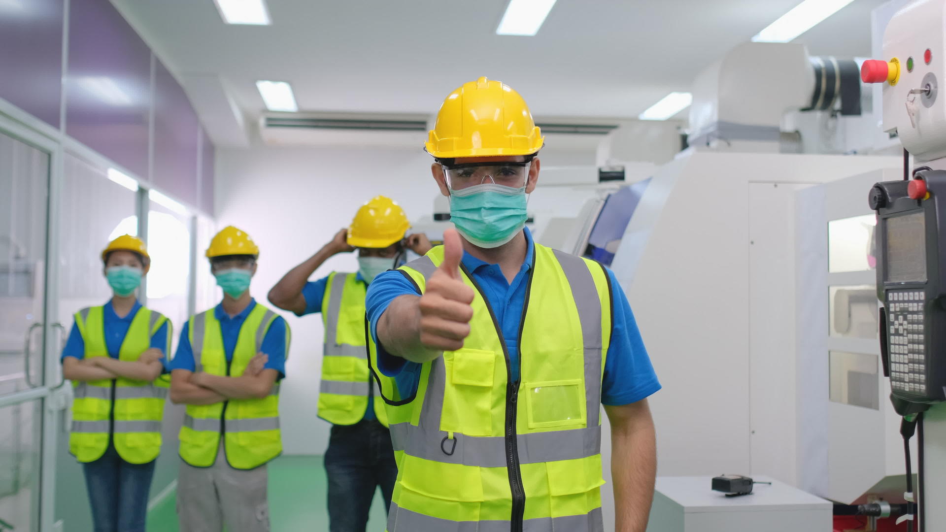 工匠和其他戴着口罩的同事戴着卫生面具然后站在后面视频的预览图