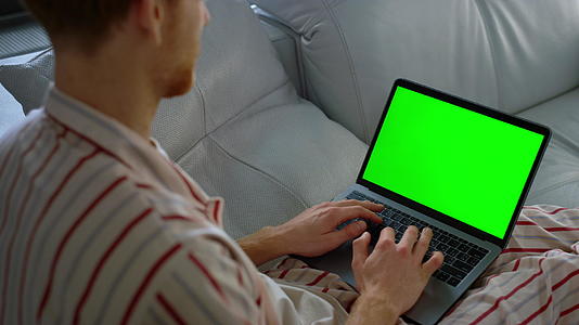 商务人士在远程家庭办公室特写镜头中触摸绿幕电脑视频的预览图