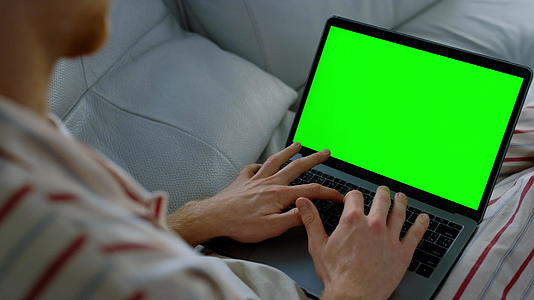 商务人士在远程家庭办公室特写镜头中触摸绿幕电脑视频的预览图