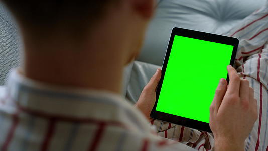 商务人士在远程家庭办公室特写镜头中触摸绿色平板电脑屏幕视频的预览图