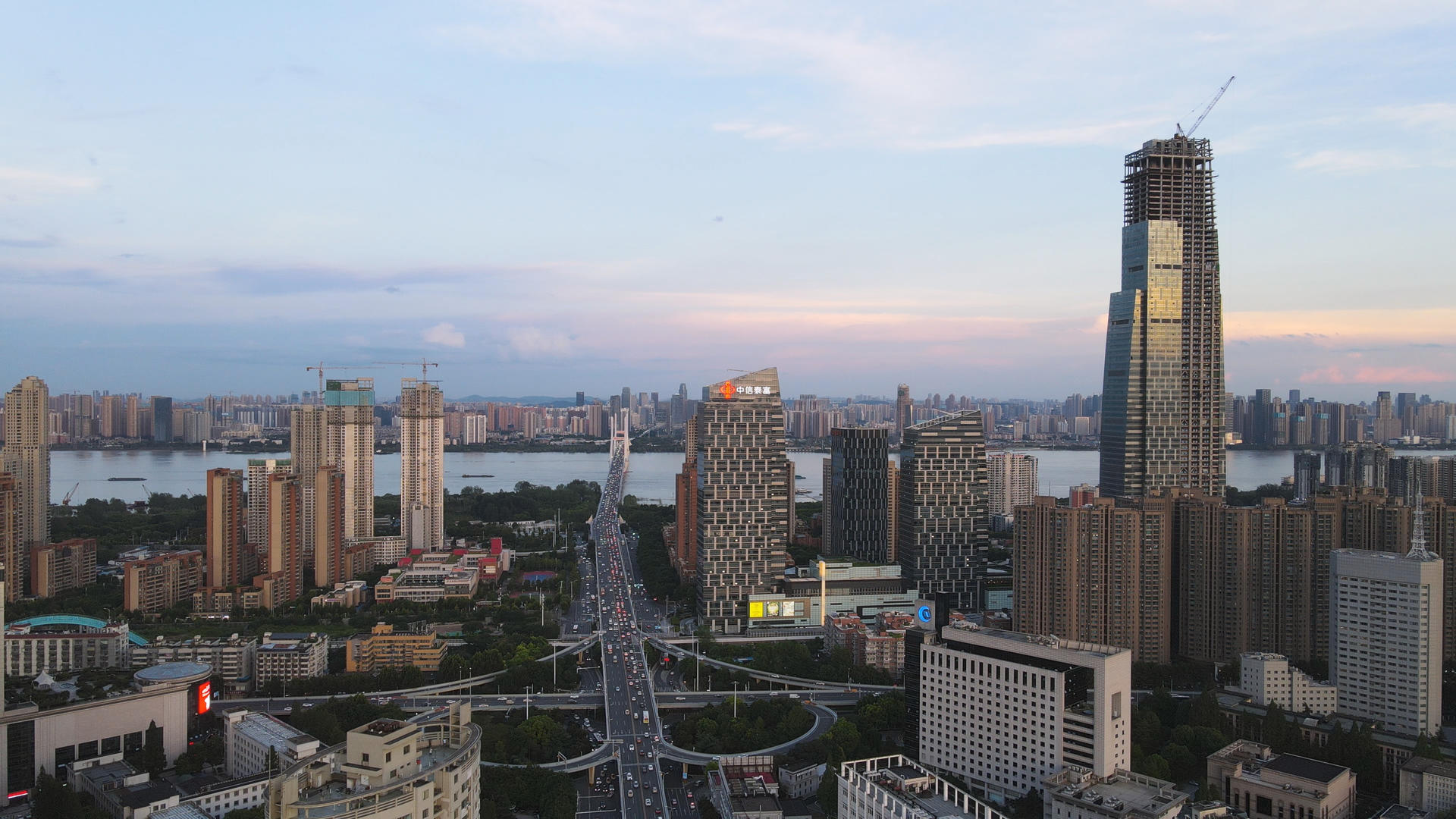 武汉航拍城市金融区地标建筑交通车流4k素材视频的预览图