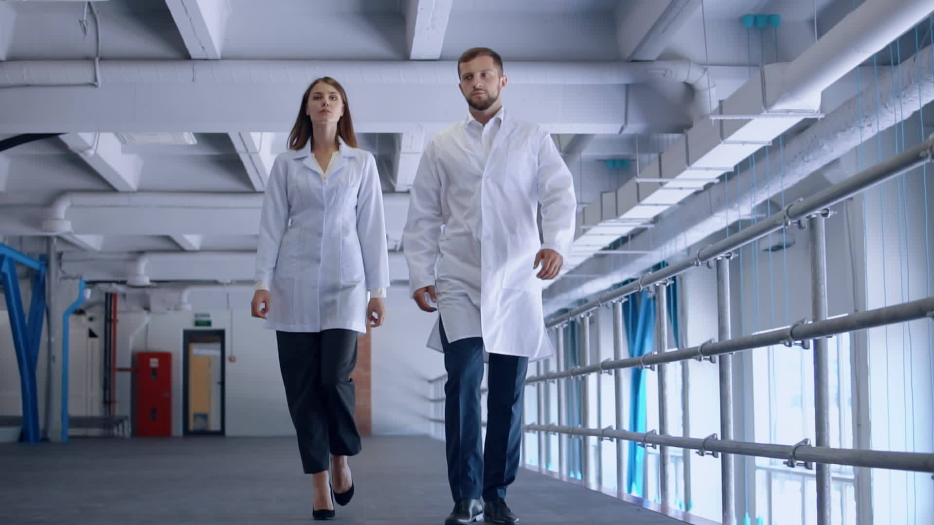 穿着制服的人在实验室里行走视频的预览图
