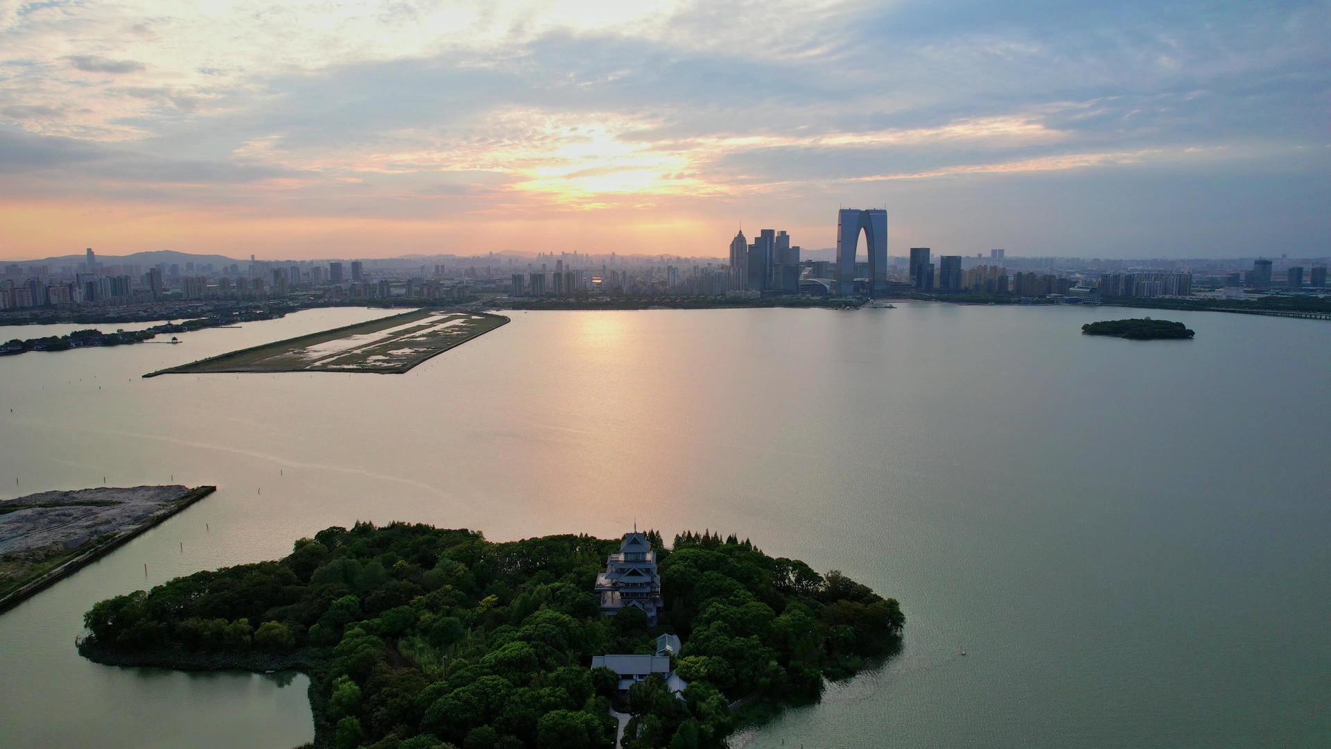 4K航拍江苏苏州金鸡湖5A景区东方之门日落视频的预览图