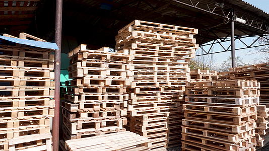 仓库配有堆叠的木制货物用于分配视频的预览图