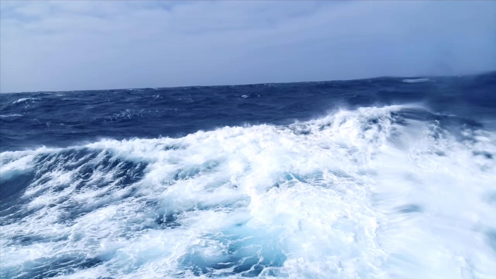 南极洲科考船外的惊涛骇浪视频的预览图