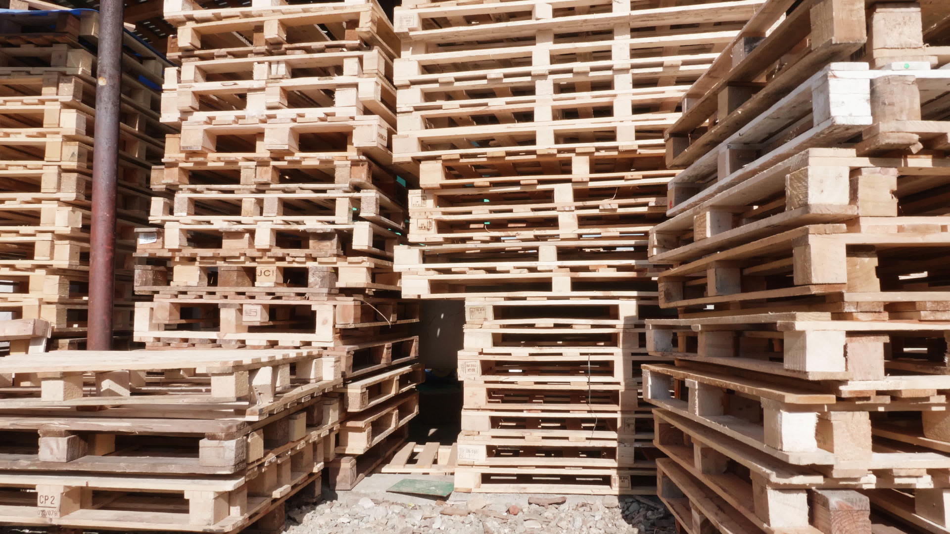 木板堆放在仓库后院视频的预览图