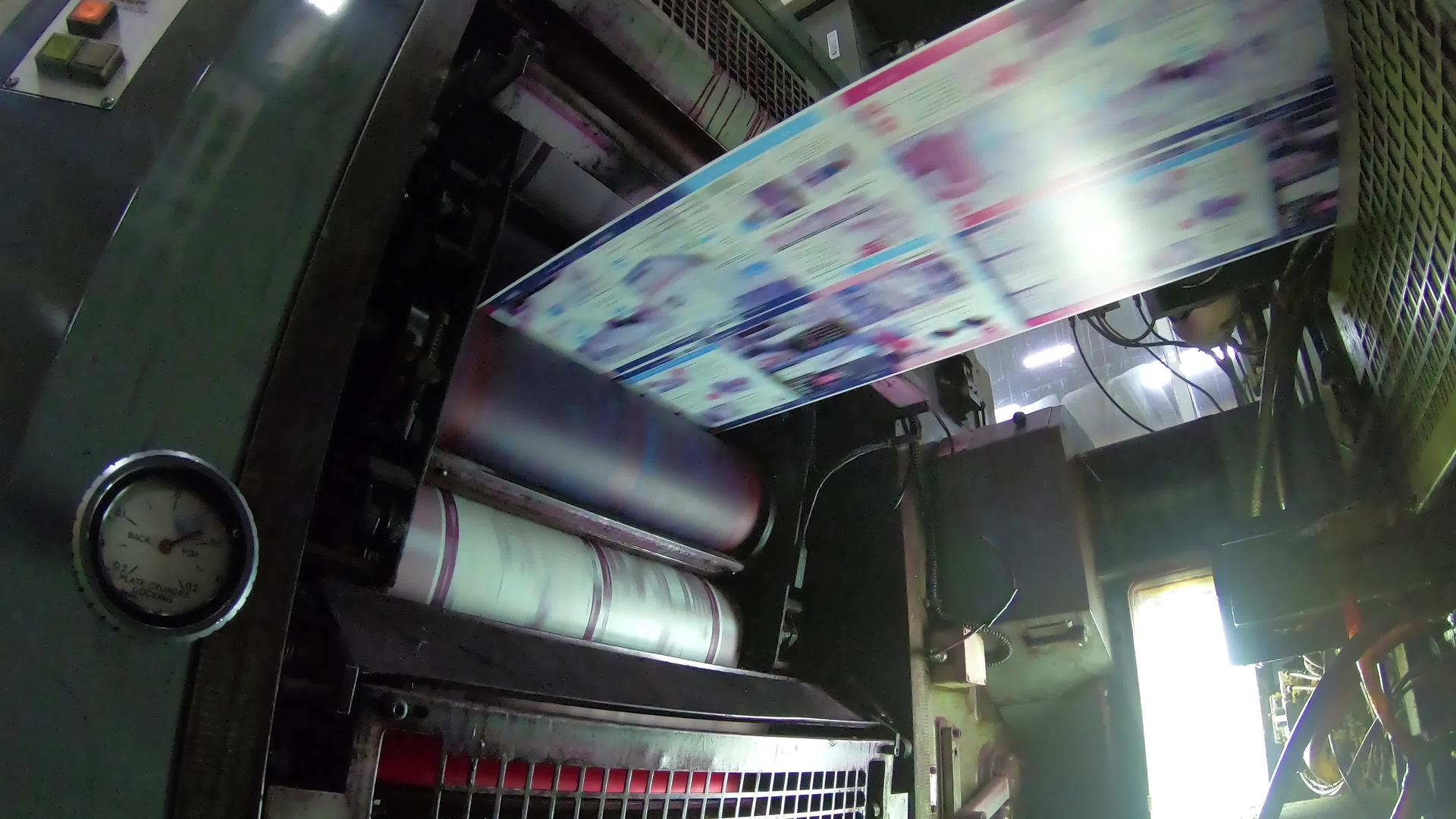 蓝色油墨塔在印刷厂配备了快速移动纸视频的预览图