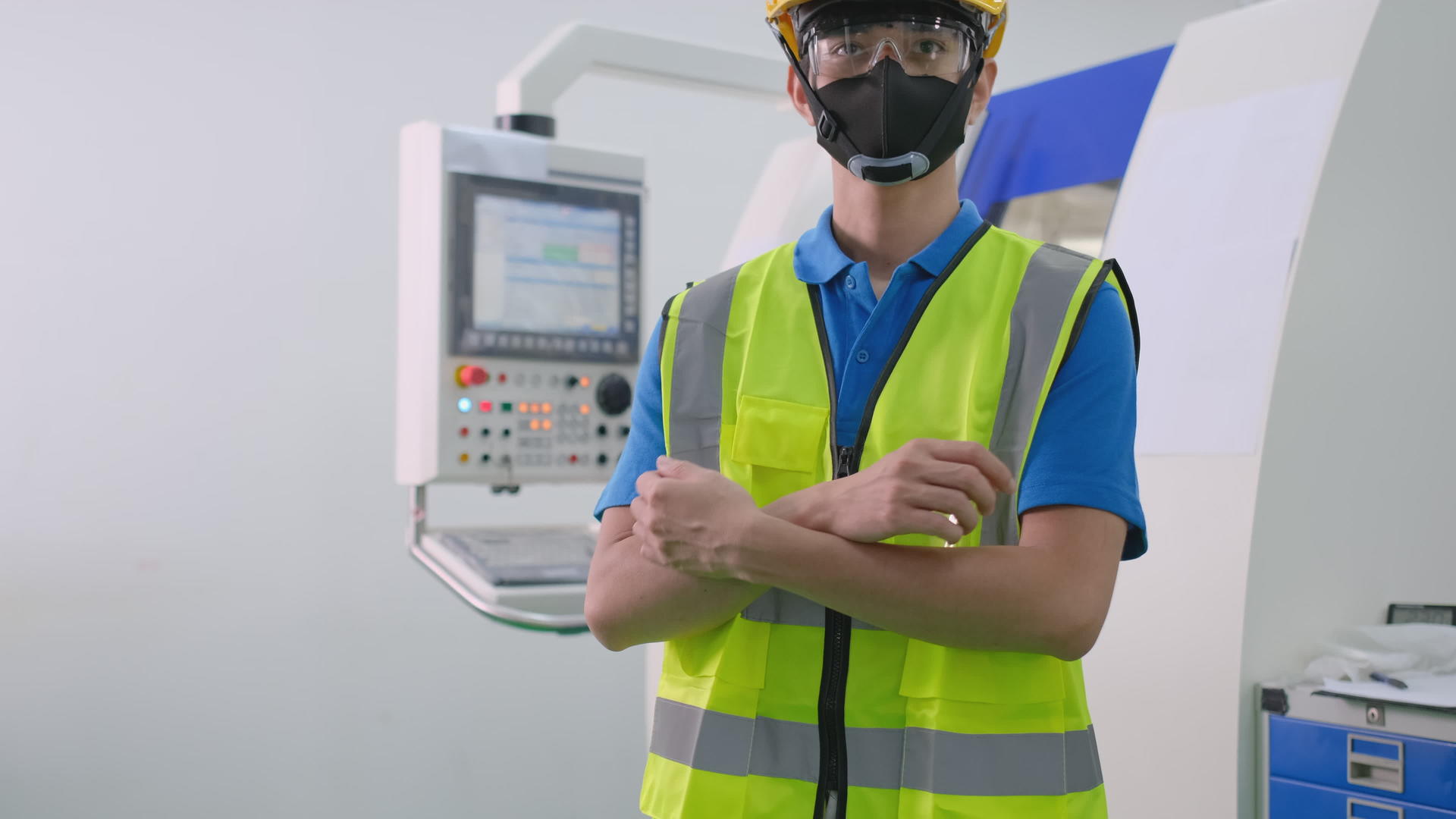 在工作区工厂工人在机器前面有口罩动作或信位视频的预览图
