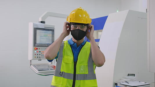 工厂工人在工厂工人在机器戴口罩以保护安全概念和保护概念视频的预览图