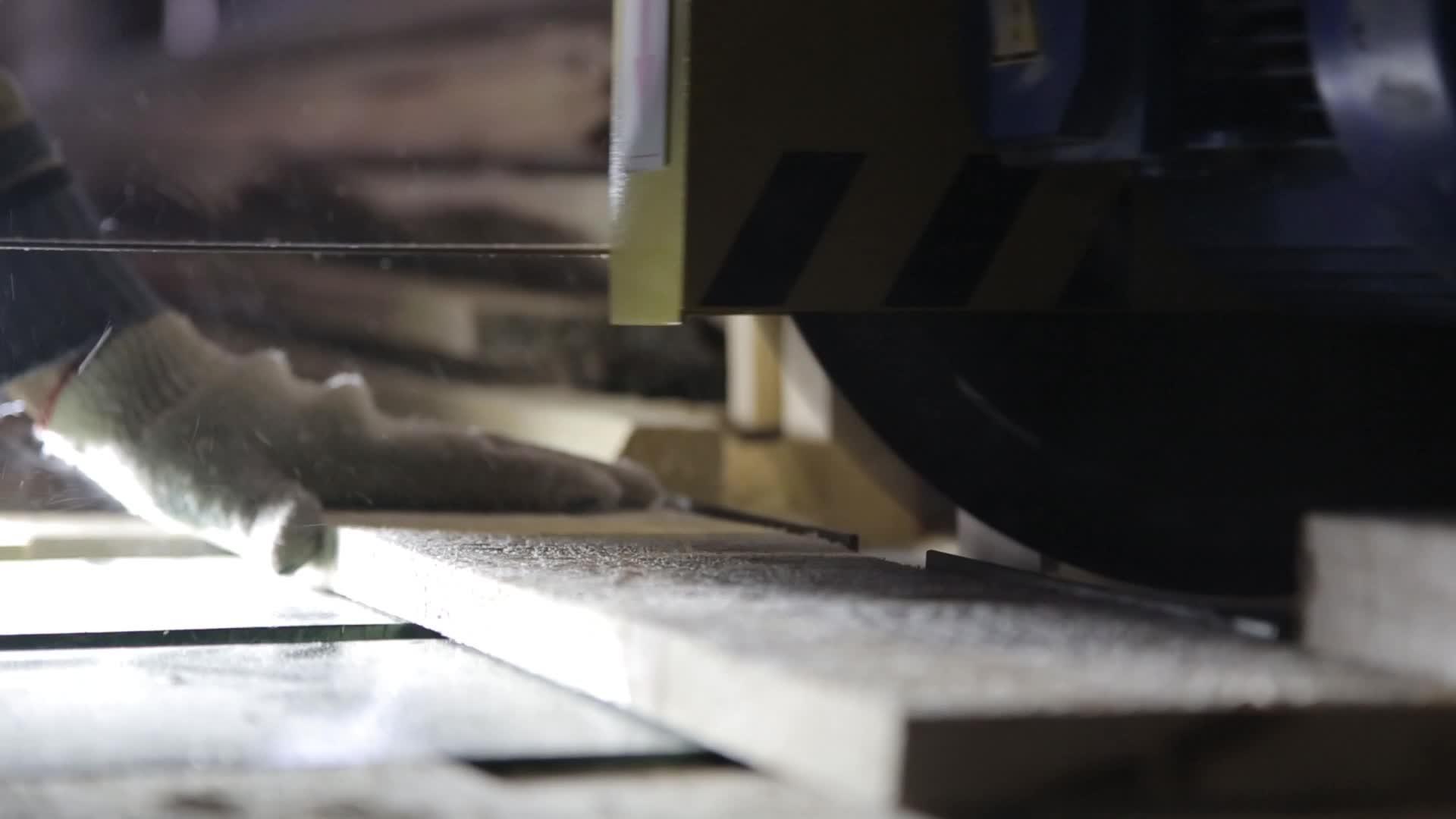 修剪机上的人切割板上的松木视频的预览图