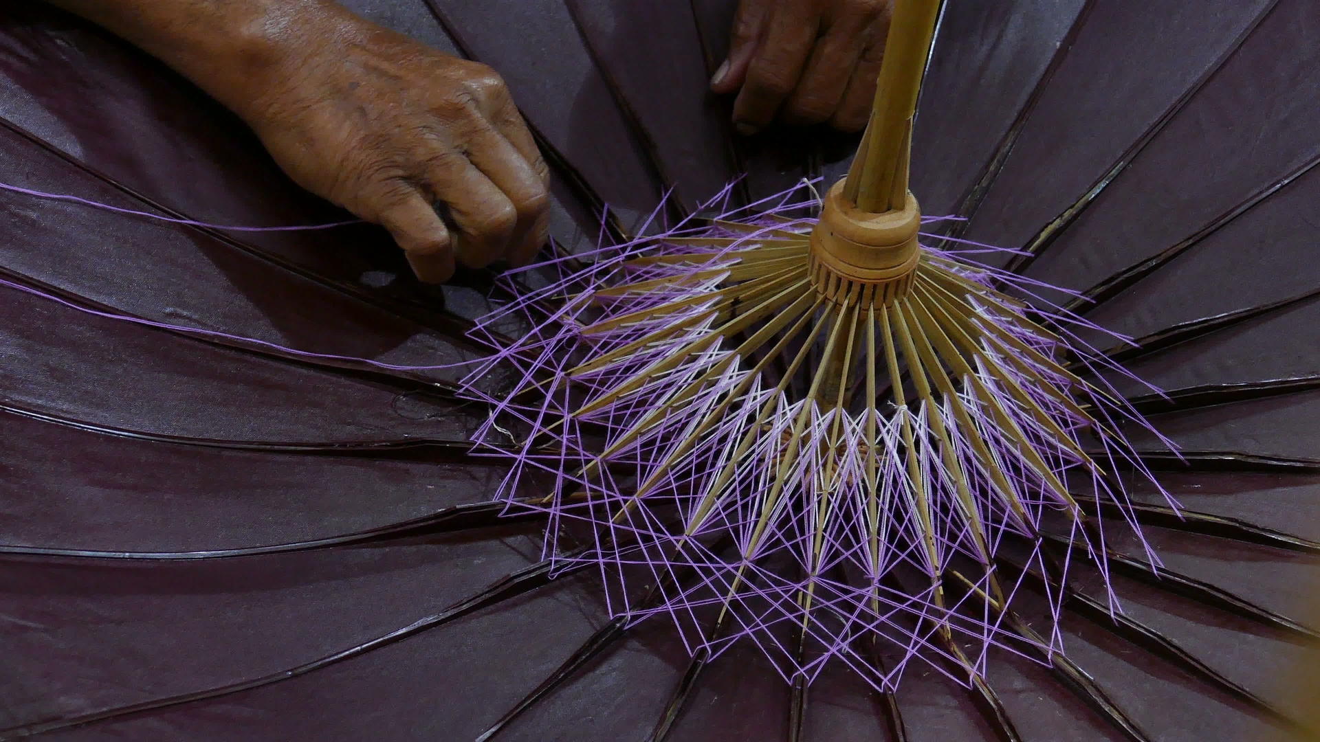 传统的伞男缝纫是由纸和竹框制成的视频的预览图