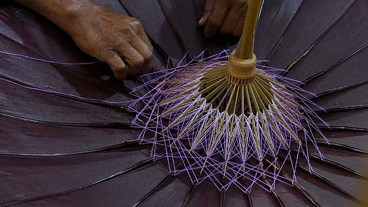 传统的伞男缝纫是由纸和竹框制成的视频的预览图