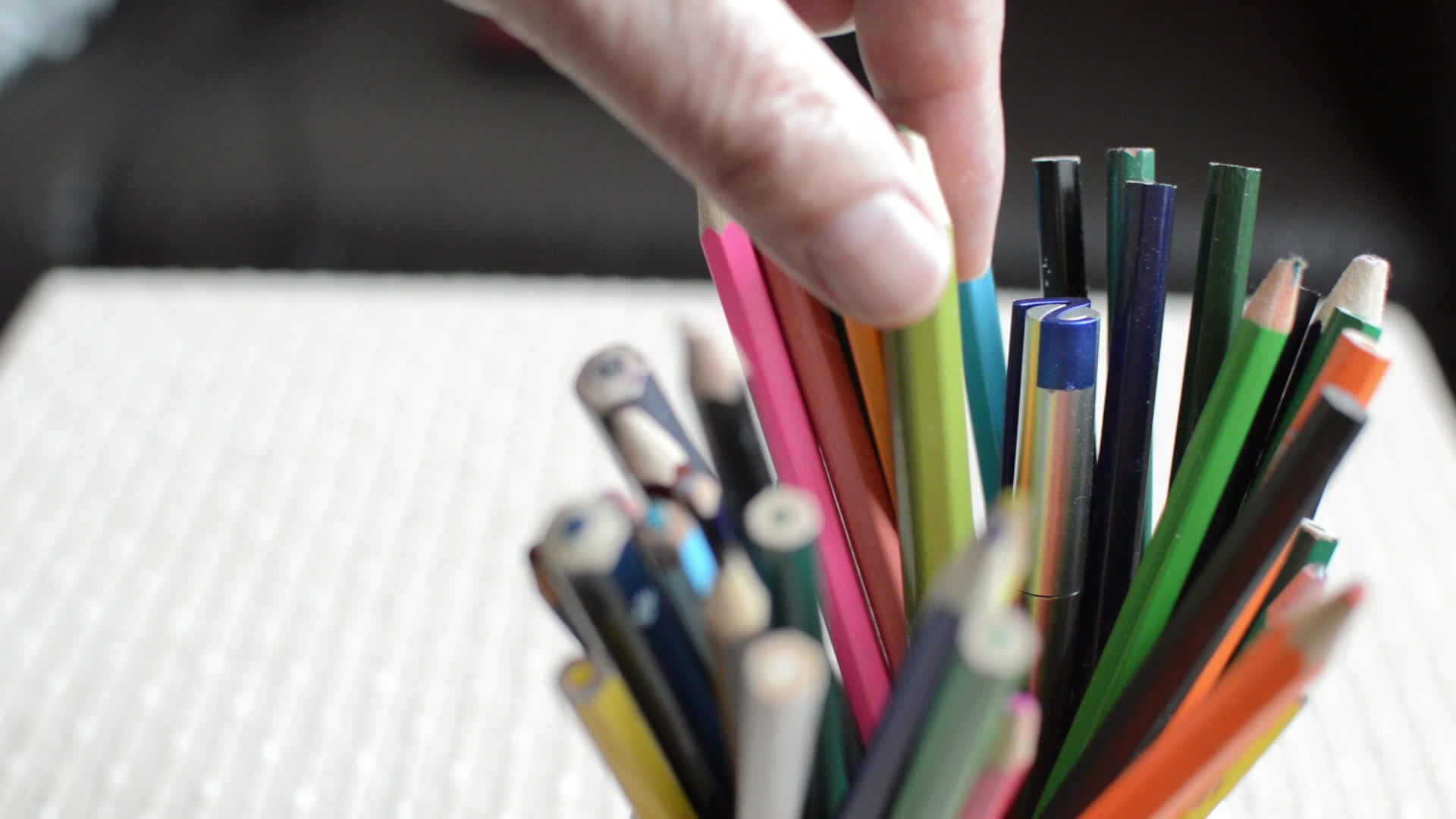 彩色铅笔的近镜头站在罐子里视频的预览图