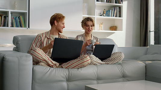 幸福的夫妇在周末用笔记本电脑休息视频的预览图