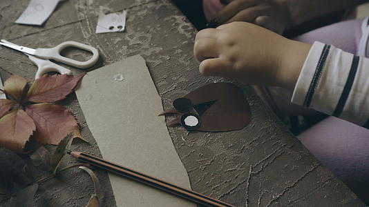 生孩子的母亲手工制作纸和树叶视频的预览图