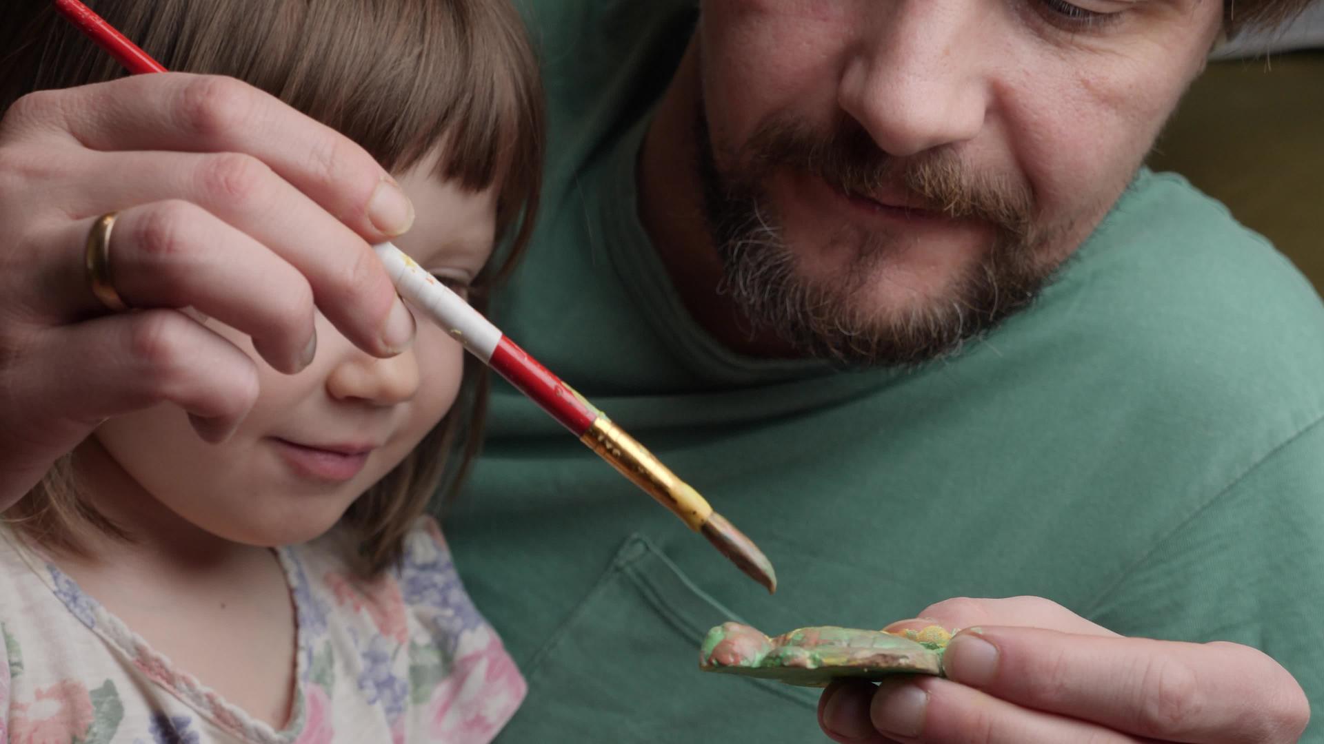 父亲和女儿一起画家庭画手工制作儿童艺术特写画视频的预览图