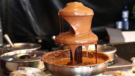 牛奶巧克力甜点喷泉视频的预览图