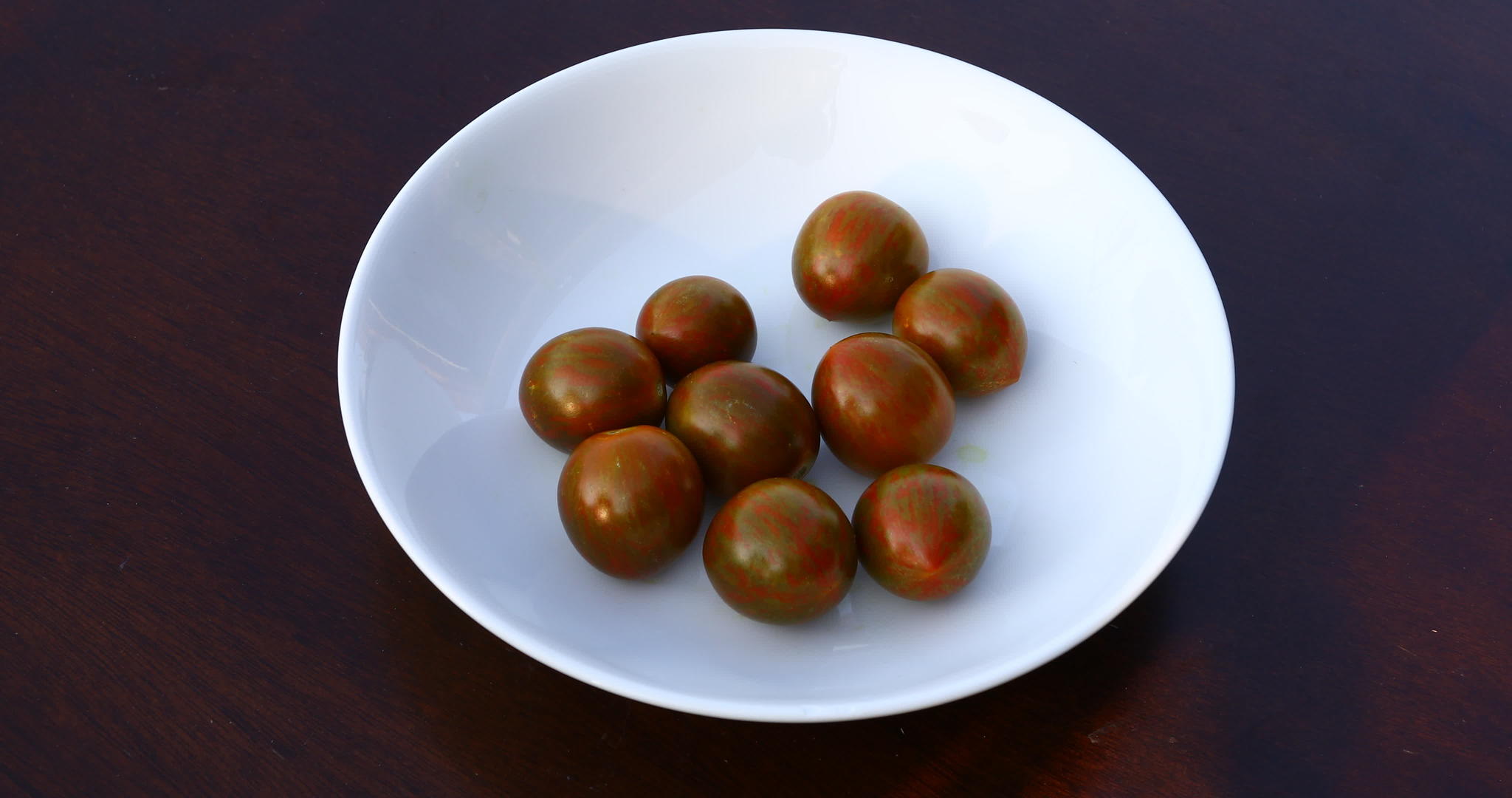 巧克力在白碗里撒西红柿视频的预览图
