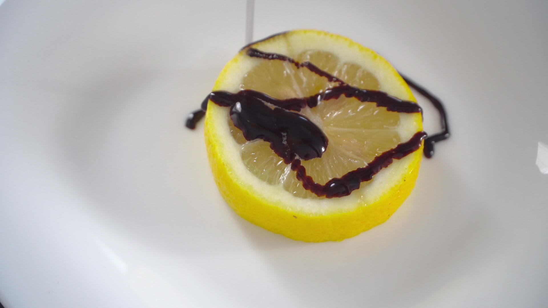 柠檬装饰和巧克力敷料视频的预览图