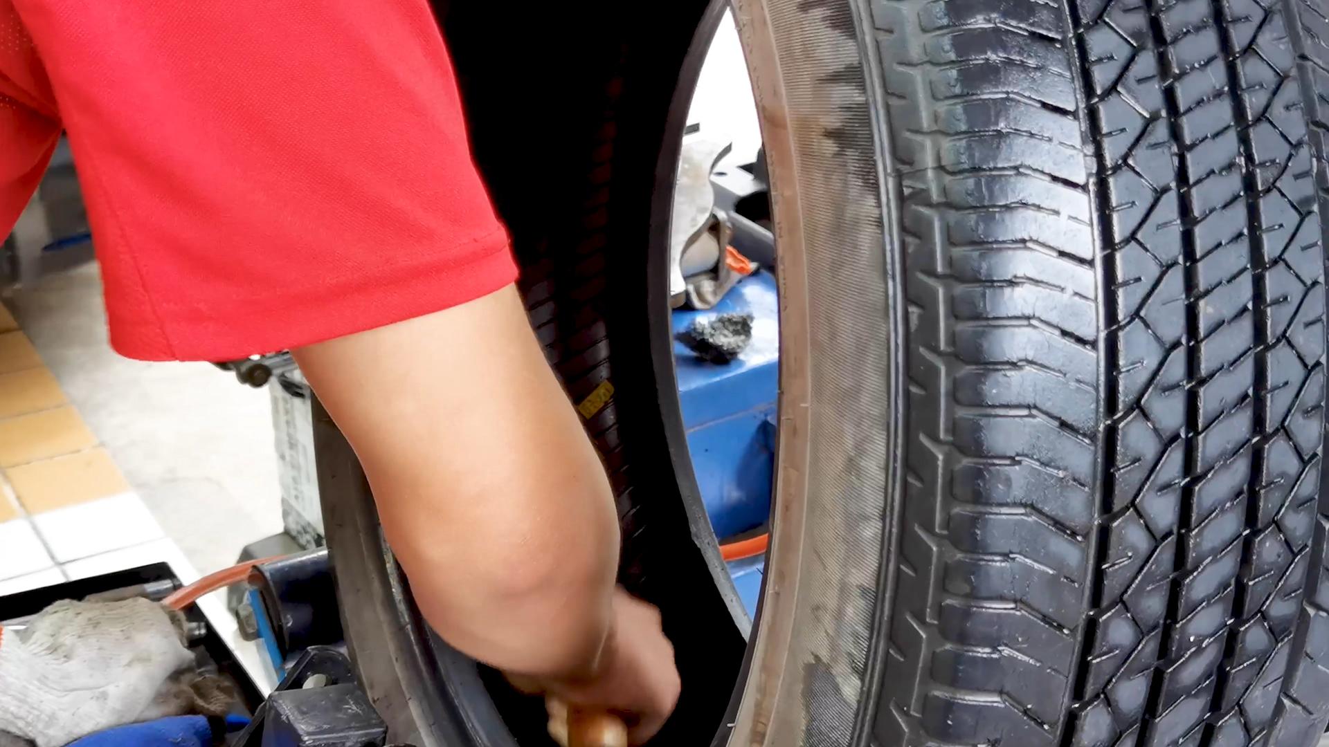 4K汽车修理贴片补胎工作视频素材视频的预览图