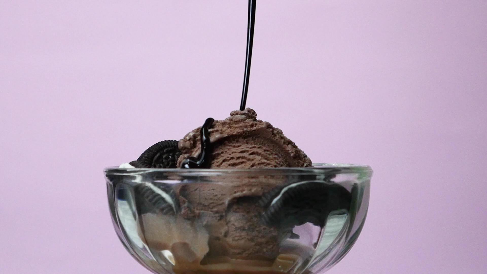 巧克力酱加冰淇淋巧克力视频的预览图