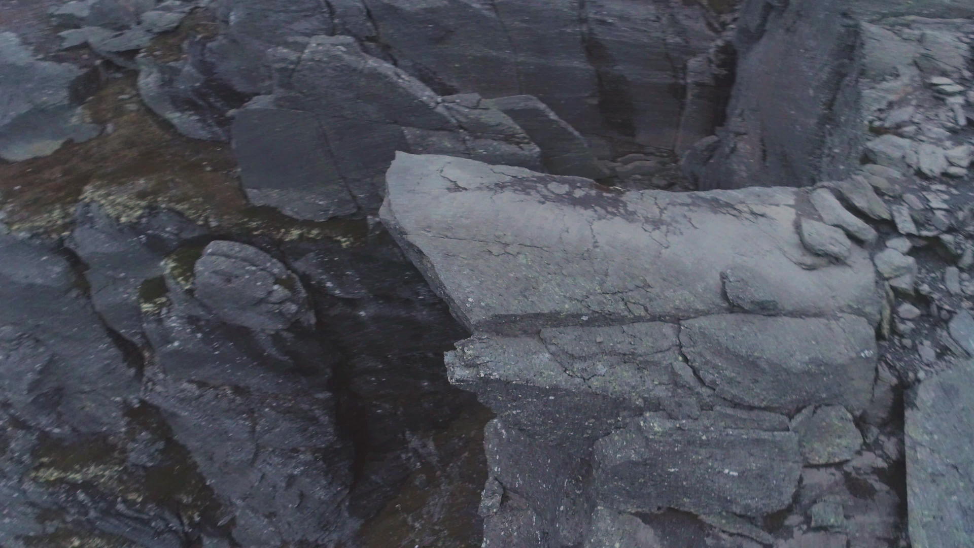 诺威的巨型山悬崖在夏天是著名的电动舌岩在空中观察无人机视频的预览图