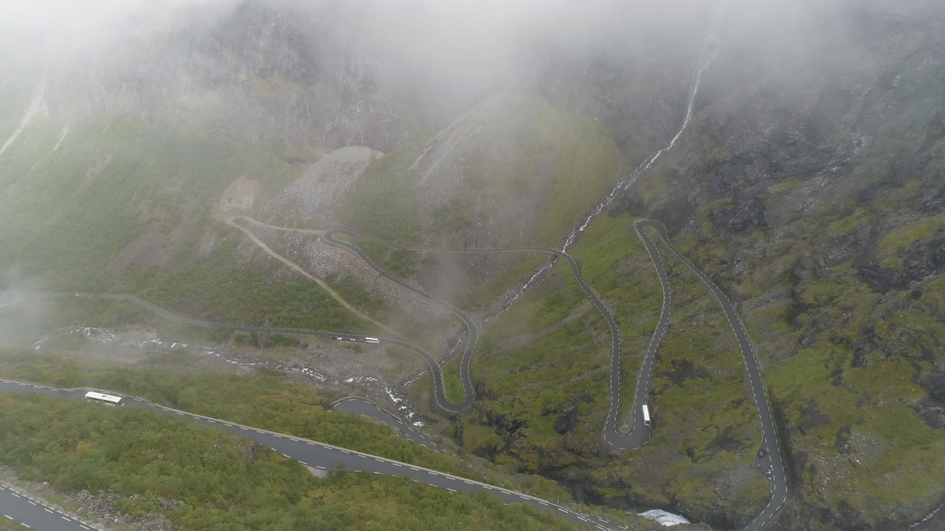 Trollstigen著名的挪威巨魔之路在雾中弯曲视频的预览图