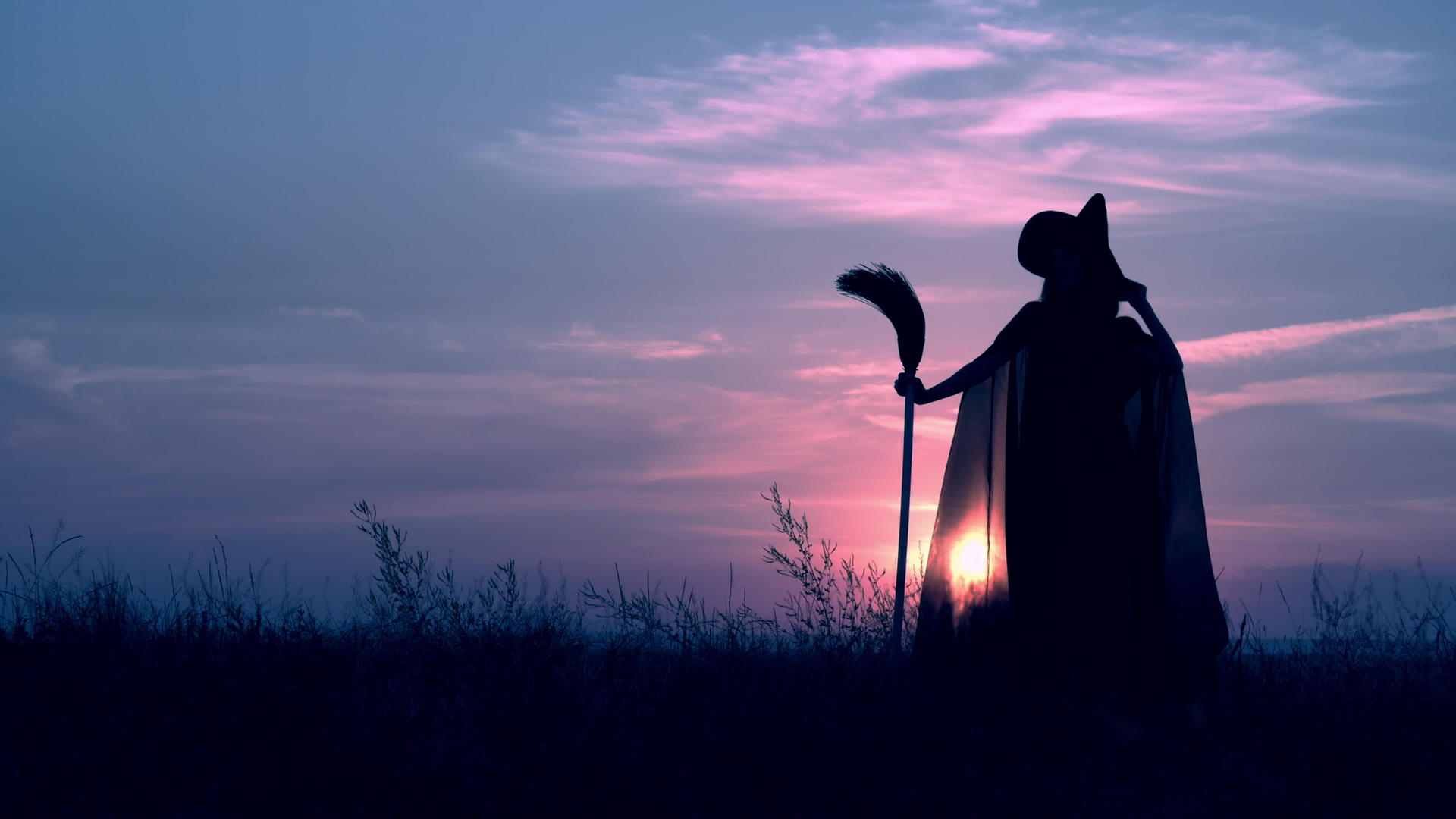 女巫站在山顶的万圣节之夜视频的预览图