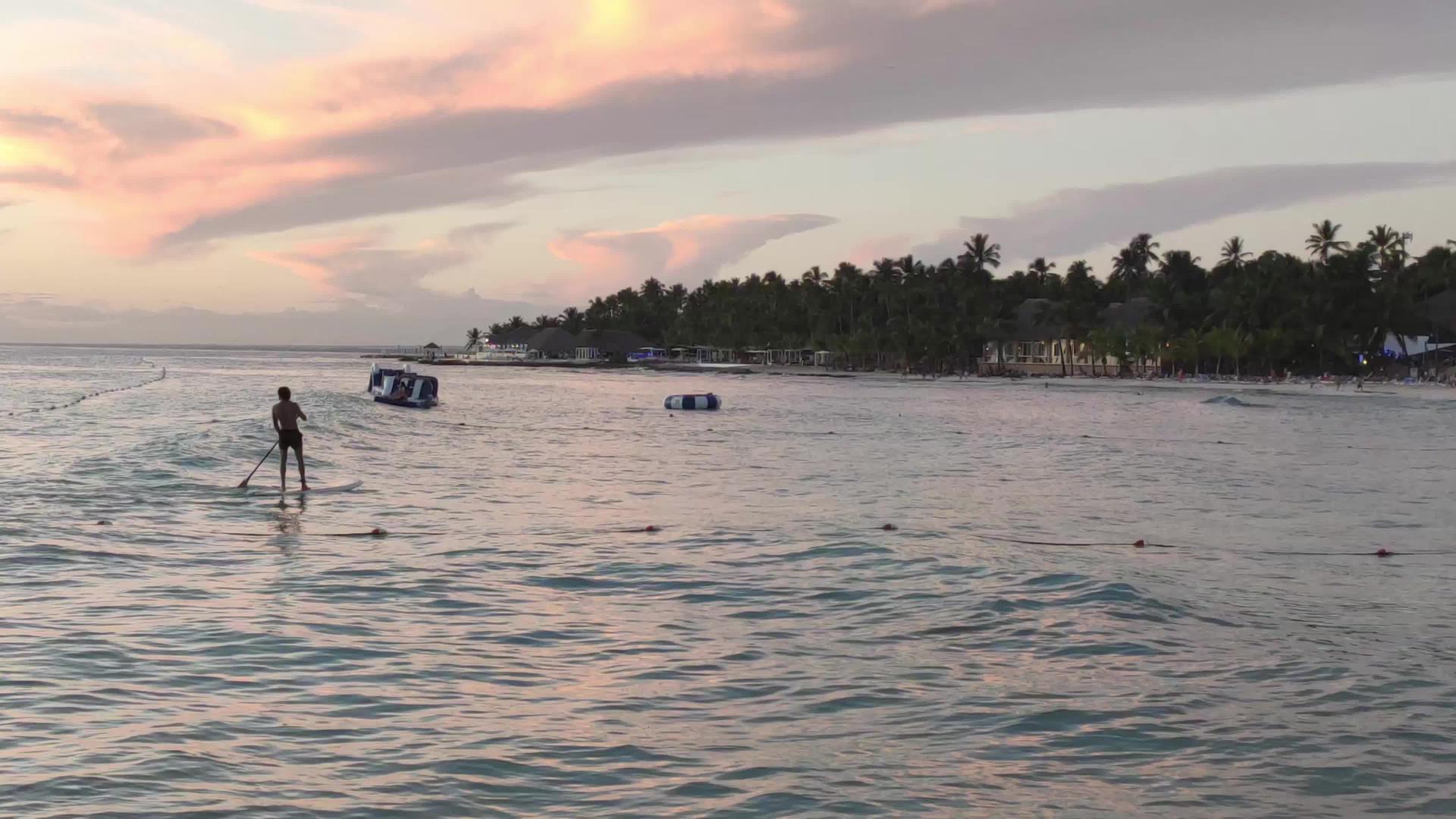 多米尼西亚共和国日落时冲浪者视频的预览图