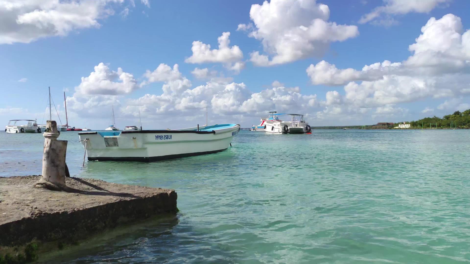 b4个海湾环礁湖和旅游港口视频的预览图