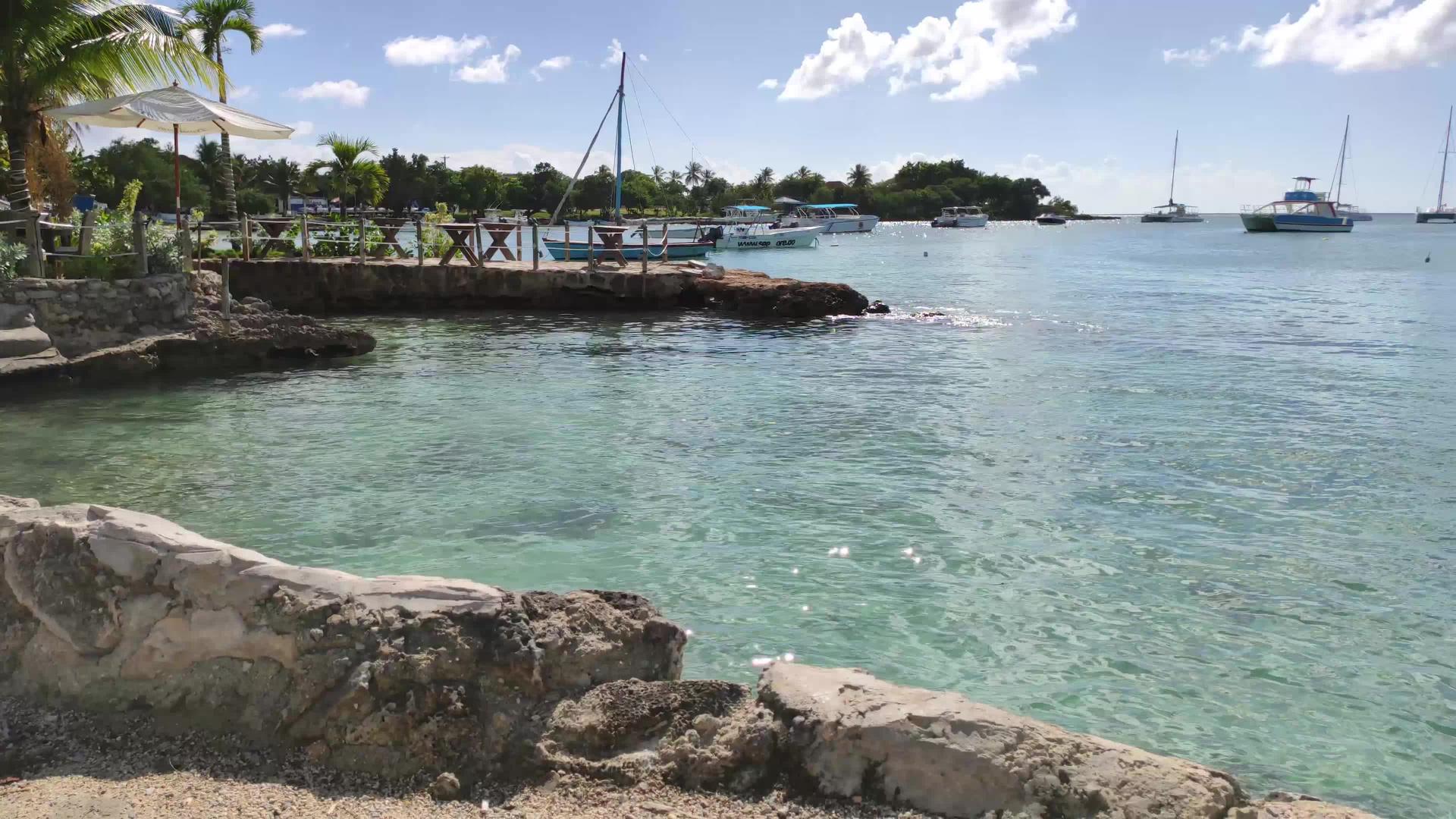 海湾环礁湖和旅游港口视频的预览图