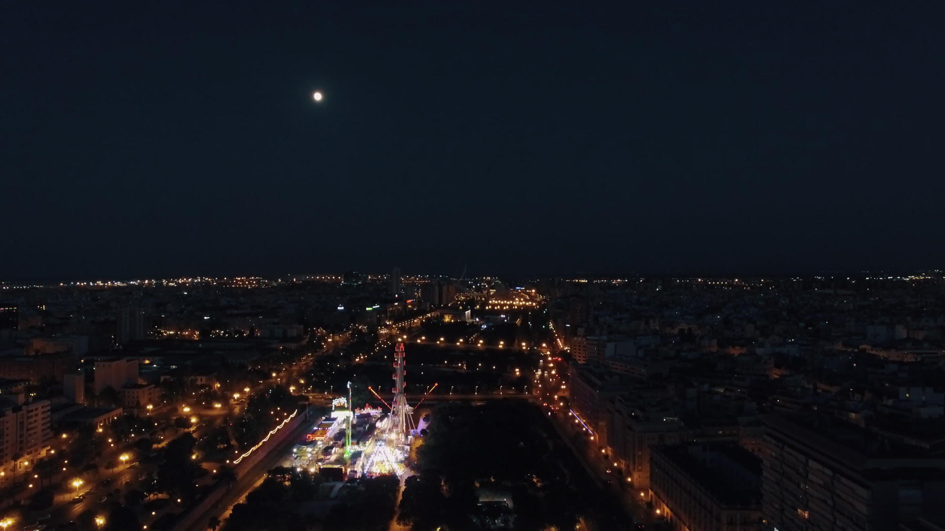 发渡轮和月亮在游乐园的夜空中观光视频的预览图