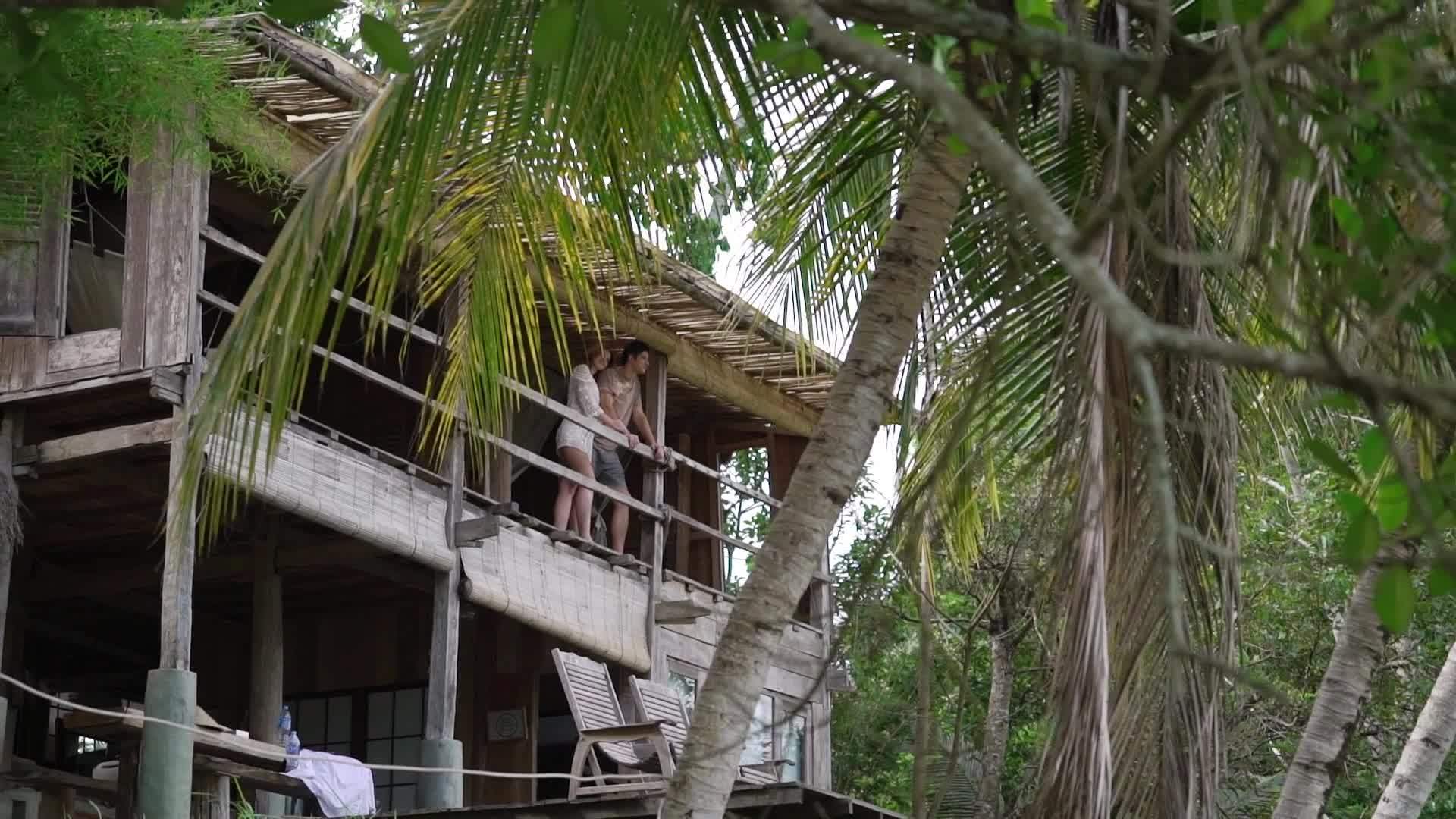 在阳光明媚的丛林别墅露天露天阳台上的男女视频的预览图