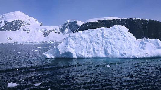 南极洲浮着的冰块视频的预览图