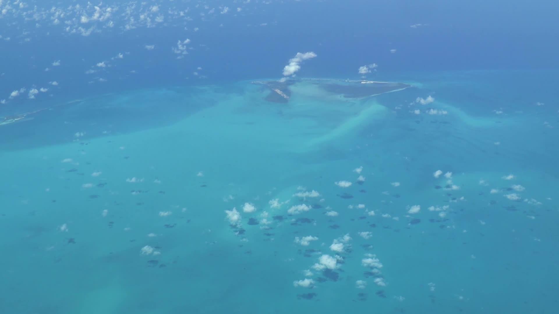 飞越巴哈马美丽的海洋色彩实际的空中视频视频的预览图