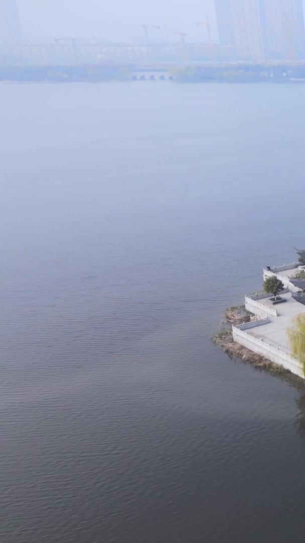 绍兴迪荡新城迪荡湖心岛环绕航拍视频的预览图