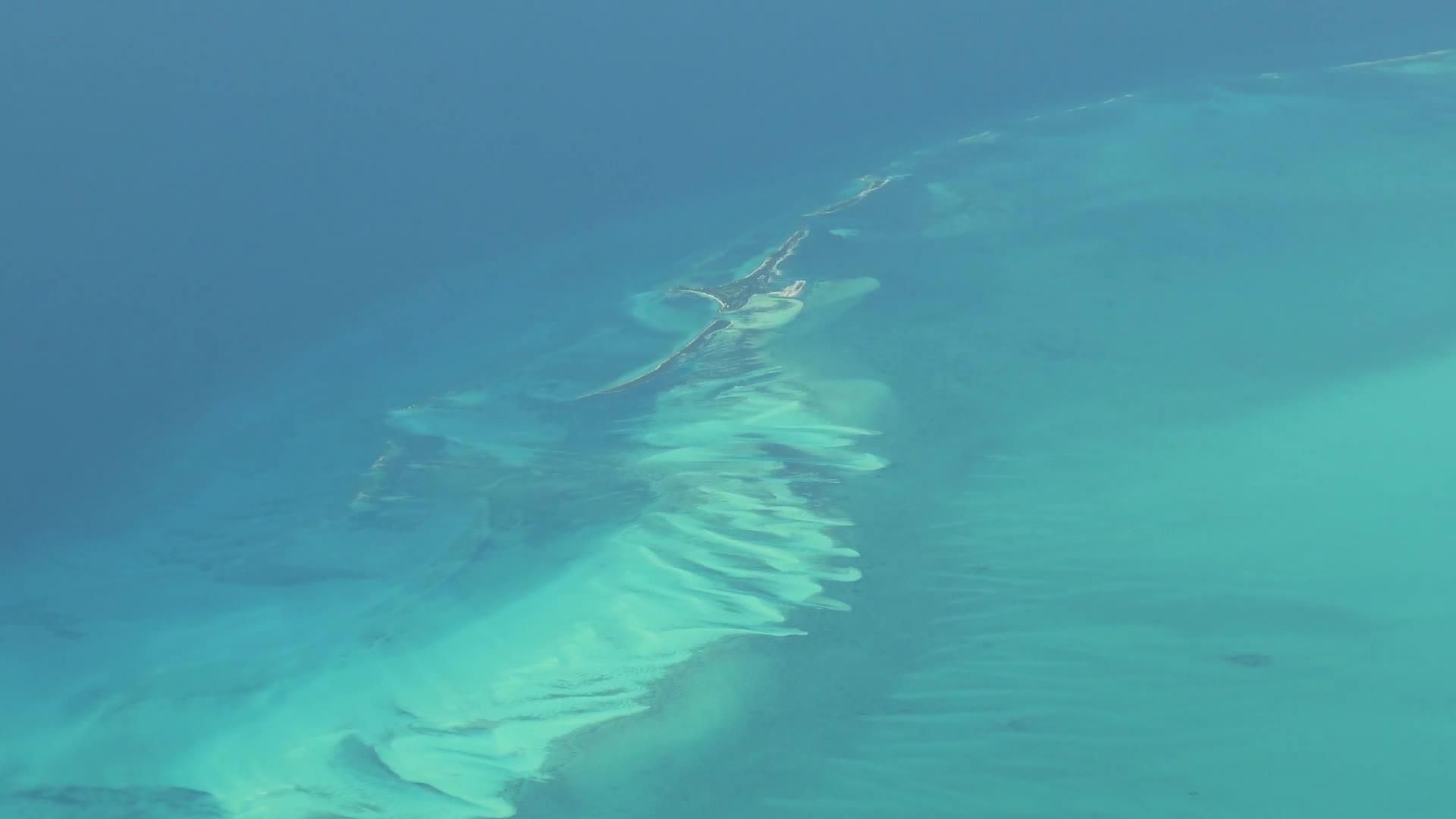 飞越巴哈马美丽的海洋色彩实际的空中视频视频的预览图